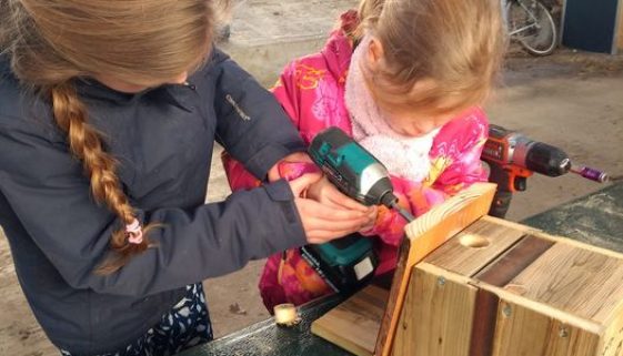 Kinderen maken vogelhuisjes
